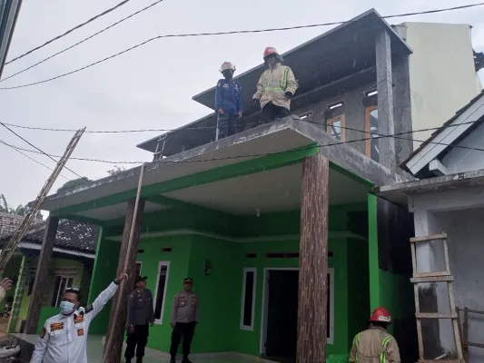 Foto : Kondisi rumah yang dibakar pada bagian atap oleh pelaku suami yang diduga depresi. (ist)