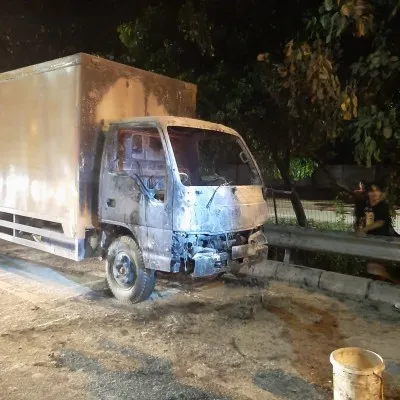 Foto : Truk boks yang terbakar terjadi di Tol Bambu Apus arag Rambutan, KM 33, Kelurahan Bambu Apus, Kecamatan Cipayung, Jakarta Timur, Rabu (23/3/2022) (Sudin Gulkarmat Jaktim)