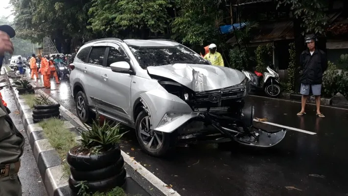 Sebuah mobil Toyota Rush bernopol B-2773-TRQ menabrak tiang listrik dan pembatas jalan di Jalan R.S Soekanto, Duren Sawit, Jakarta Timur, hingga roboh pada Sabtu (26/3/2022) sekitar pukul 12.00 WIB.  (foto: ist)