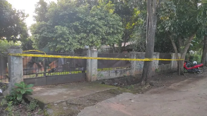 Lokasi ledakan apar yang menewaskan 1 penghuni rumah di Tangerang dipasang garis polisi. (Ist)