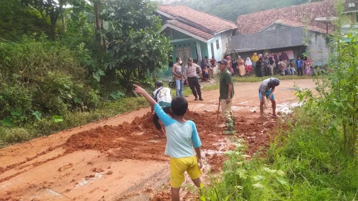 Foto : Tanah longsor di Jalan tanjakan Leuwibolang, Kecamatan Nanggung, Kabupaten Bogor, Jawa Barat . (Ist)