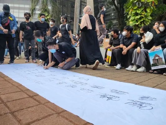 Foto: Mahasiswa UI melakukan tanda tangan mendukung penyelidikan terhadap kasus Ace dapat segera diselesaikan dan menangkap pelaku. (Poskota/Angga Pahlevi)