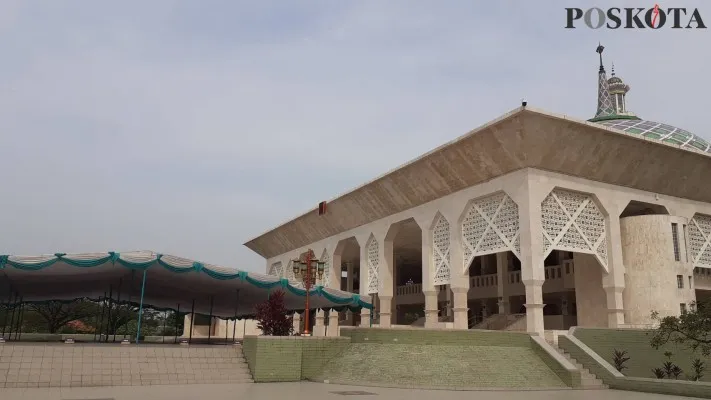 Masjid Agung Al-Amjad akan melakukan salat tarawih. (veronica)