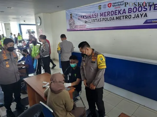 Foto: Kapolda Metro Jaya, Irjen Pol. Fadil Imran meninjau sentra vaksinasi Covid-19 dosis ketiga di Terminal bus terpadu, Pulogebang, Jakarta Timur pada Minggu (3/4/2022). (Poskota/Adam)