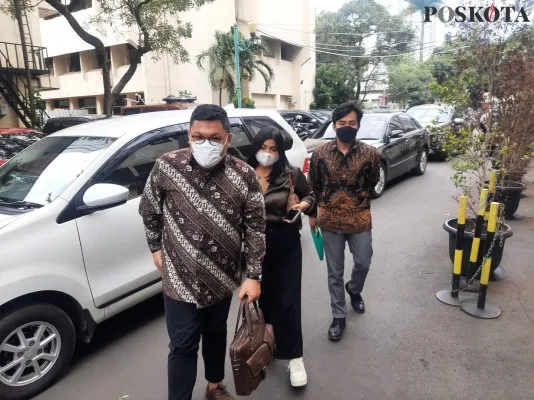 Foto: Tersangka Gusti Ayu Dewanti atau yang lebih dikenal dengan sebutan Dea OnlyFans, kembali menyabangi Polda Metro Jaya pada Senin (4/4/2022) dalam wajib lapor. (Poskota/andi adam faturahman)