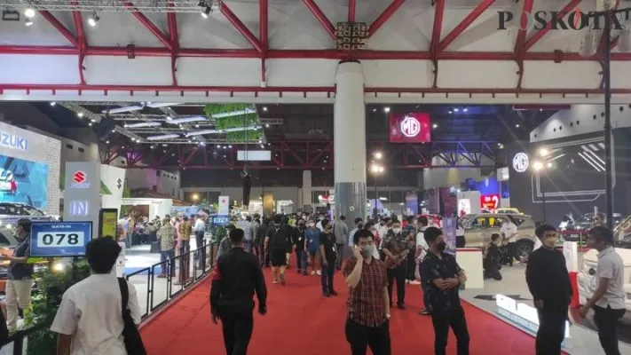 Pengunjung memadati gelaran IIMS 2022 di JIEXPO Kemayoran, Jakarta Pusat. (foto: dok. poskota)