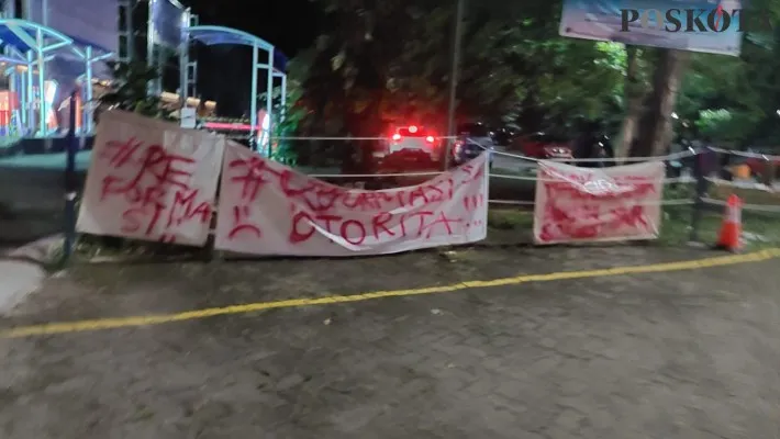 Spanduk protes mahasiswa Universitas Trisakti yang diduga mengalami intimidasi oleh pengelola parkir kampus. (pandi)