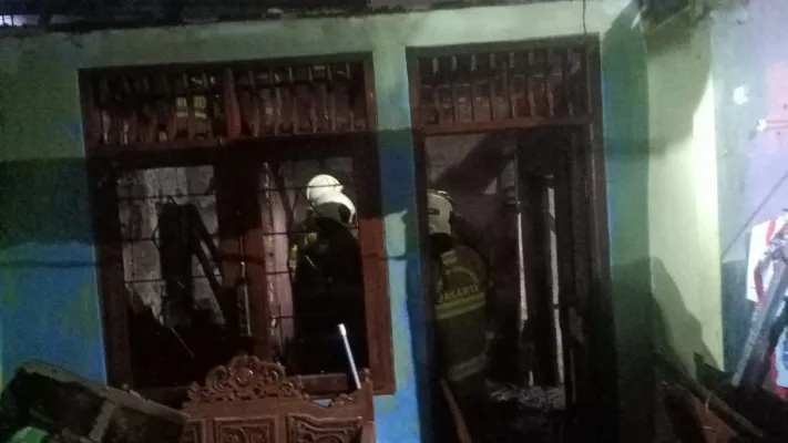 Terjadi kebakaran rumah warga Jalan Pule 2, RT 01/10 Kelurahan Cijantung, Kecamatan Pasar Rebo, Jakarta Timur, terbakar pada Rabu (13/4/2022) malam. (Sudin Gulkarmat Jaktim) 