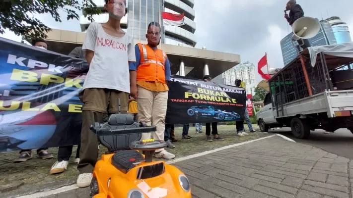 Satgas Pemburu Koruptor menggelar aksi unjuk rasa Kamisan di depan Gedung KPK Jakarta Selatan. (foto: ist)