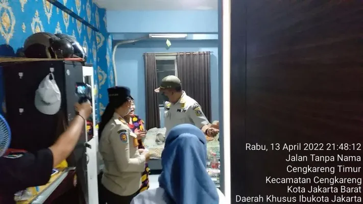 Satpol PP Jakarta Barat menggelar operasi masyarakat di apartemen kawasan Cengkareng, Jakarta Barat. (foto: ist)