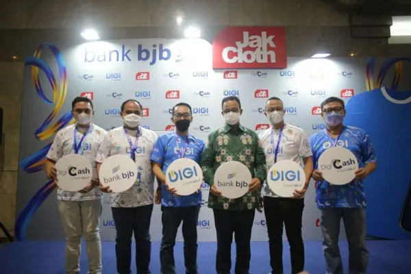 Gubernur DKI Jakarta, Anies Baswedan saat befoto bersama karyawan bank bjb saat pembukaan Jakcloth 2022