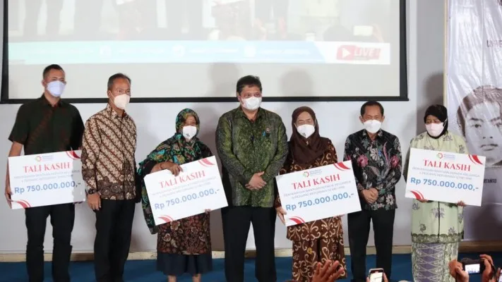 Airlangga Hartarto bersama keluarga korban Tragedi Trisakti. (ist)