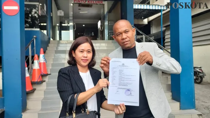 Advokat sekaligus anggota Peradi pimpinan Otto Hasibuan, Herni Dwiyanti didampingi kuasa hukumnya, Selestinus melaporkan pengacara kondang, Hotman Paris Hutapea ke Polda Metro Jaya, Kamis (28/4/2022). (foto: poskota/andi adam faturahman)