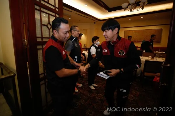 Chef de Mission (CdM), Ferry Kono resmi melepas cabor rowing dan sepak bola (foto/NOC Indonesia)