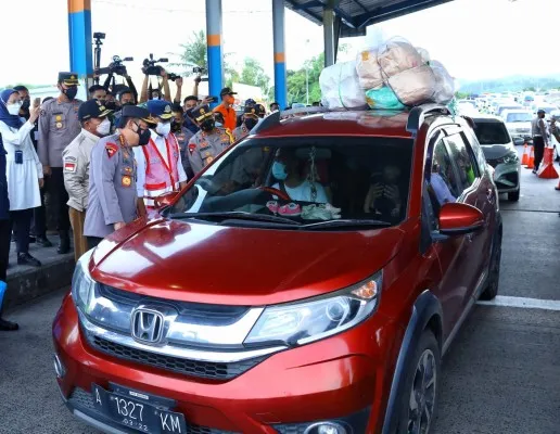 Kapolri Jendral Listyo Sigit meninjau Pelabuhan Bakauheni untuk memastikan tidak ada penumpukan penumpang saat arus balik Lebaran. (Ist)