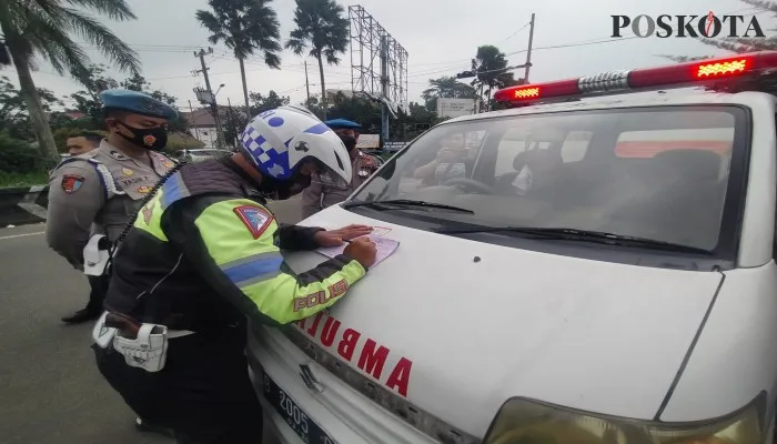 Satlantas Polres Bogor meninlang pengemudi sopir ambulans karena menerobos one way di Jalur Puncak. (foto: poskota/ panca)