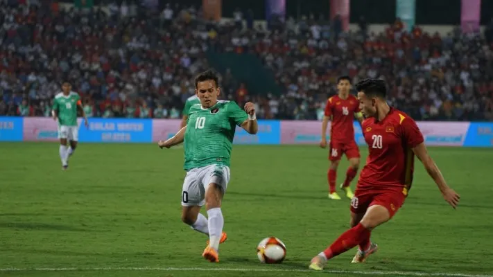 Aksi Egy Maulana Vikri (kiri) saat Indonesia bersua Vietnam di laga perdana Grup A SEA Games 2021 (foto/PSSI)