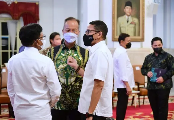 Para menteri berbincang-bincang sebelum Sidang Kabinet Paripurna dimulai. (foto: biro pers)