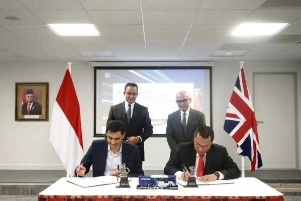 PT Transjakarta bersama produsen bus linstrik asal London, Inggris melakukan MoU. (Ist)