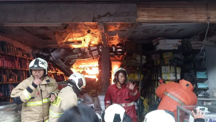 Kebakaran melanda rumah tinggal yang merangkap konveksi di kawasan Tambora, Jakarta Barat. (ist)