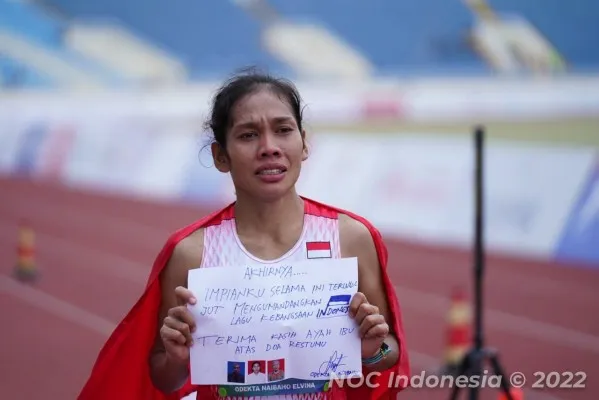 Odekta Elvina tak kuasa menahan haru usai finis tercepat di nomor maraton putri SEA Games 2021 (foto/NOC Indonesia)