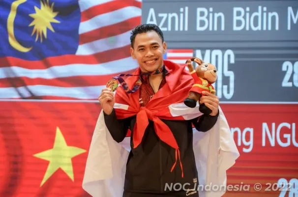 Eko Yuli Irawan meraih medali emas SEA Games 2021 (foto/NOC Indonesia)