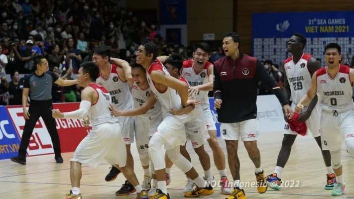 Timnas basket putra saat berlaga di SEA Games 2021 (foto/NOC Indonesia)