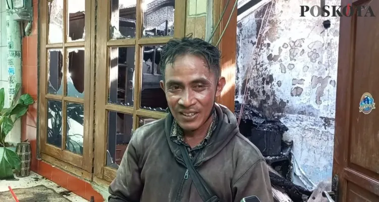 Aris (41) salah satu warga yang rumahnya ikut terbakar di padat pemukiman Kebayoran Lama, Jakarta Selatan. (zendy)