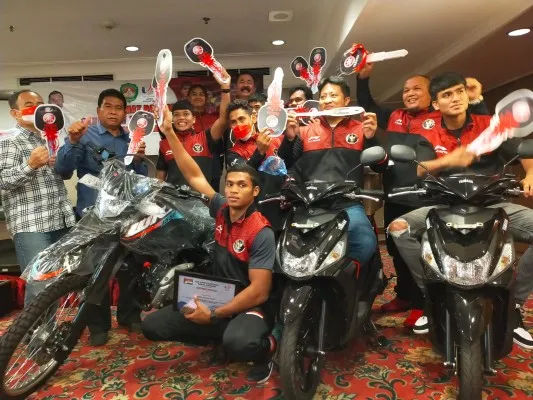 Tim tinju Indonesia yang berlaga di SEA Games Hanoi 2021 mendapat bonus sepeda motor (foto/ist)