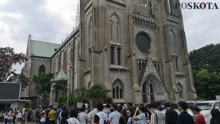 Situasi antrean jemaat di Gereja Katedral Jakarta untuk scan aplikasi Peduli Lindungi (foto: Rika)