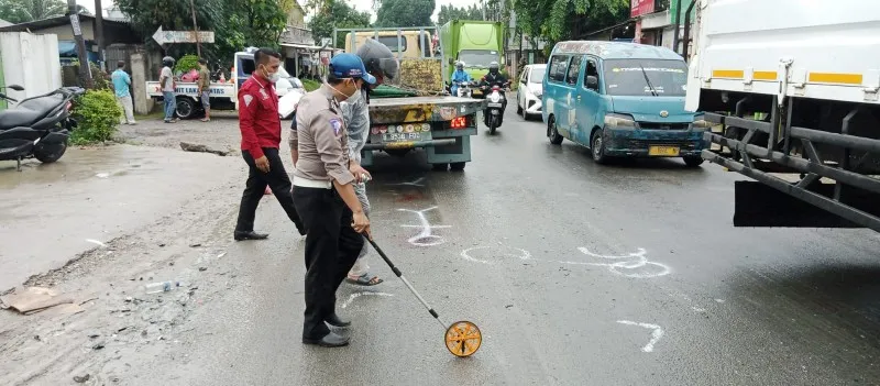 Polantas Polres Bogor saat menggelar olah TKP tabrakan pemotor dengan angkot hingga menewaskan 1 orang di Klapanunggal. (Ist)