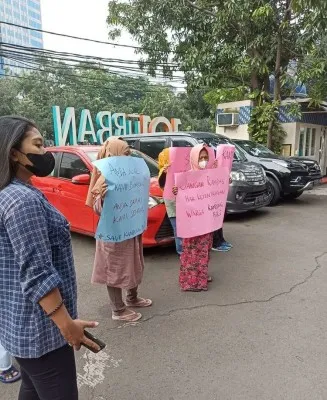 Foto: Warga Kampung Bali aksi unjuk rasa di deoan cafe outdoor di Jakpus, keluhkan suara bising setiap malam (Instagram @info.jakartapusat)