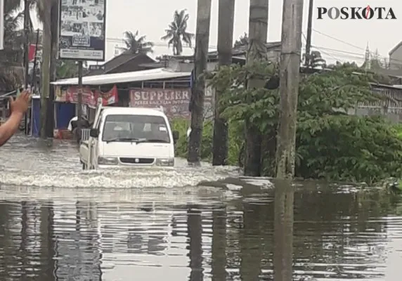 Banjir hingga 2 meter mengakibat akses Jalan HR Rasuna Said, Tangerang lumpuh. (foto:iqbal)