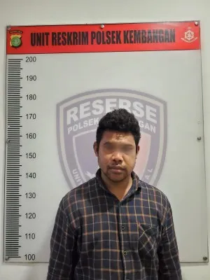 Foto : Satu dari empat pelaku mengaku mata elang menabrak dan merampas pemotor yang dituduh menunggak cicilan di Kembangan, Jakarta Barat, diamankan polisi. (Ist.)