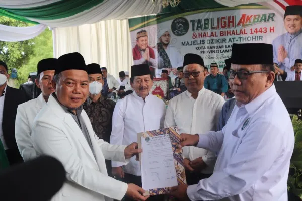 H. Olfi dalam acara Tabligh Akbar dan santunan 400 anak yatim Majelis dzikir At-Thohir yang dilaksanakan di Lapangan Baruna Ria, Panjang, Kota Bandar Lampung, Ahad (5/6/2022). (Foto: Ist).