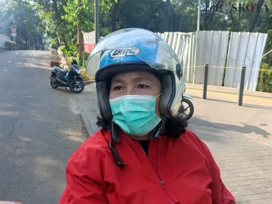 Fenty salah satu pengunjung Tebet Eco Park yang tidak tau taman ditutup sejak Rabu lalu. (foto : poskota/zendy)