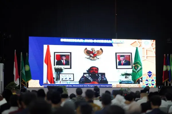 Menteri Agama Yaqut Cholil Qoumas atau Gus Yaqut saat memberikan motivasi kepada ribuan mahasiswa di acara Seminar Indonesia Emas bertajuk “Membangun Optimisme Individu, Masyarakat dan Bangsa dalam Menyongsong Cita-cita Emas Indonesia Tahun 2045” di UIN Sunan Gunung Djati Bandung, Selasa (21/6/2022). (Foto: Dok. Kemenag RI).