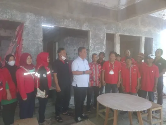 Ketua DPRD DKI Jakarta, Prasetyo Edi Marsudi bersama keluarga besar PDIP Kepulauan Seribu di Pulau Kelapa.  (Ist)