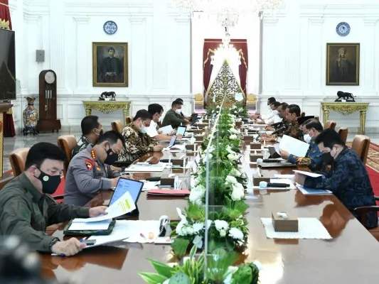 Presiden Joko Widodo meminta rapat terbatas yang membahas evaluasi PPKM. (biro pers)