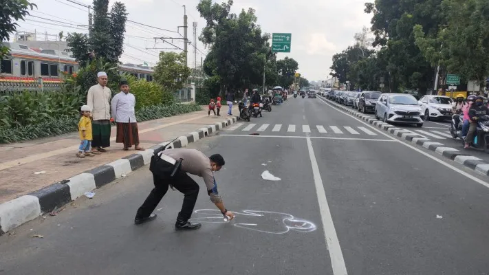 Petugas Ditlantas Polda Metro Jaya melakukan olah TKP kecelakaan bus Transjakarta dengan pesepeda di Pasar Minggu. (foto: ist)