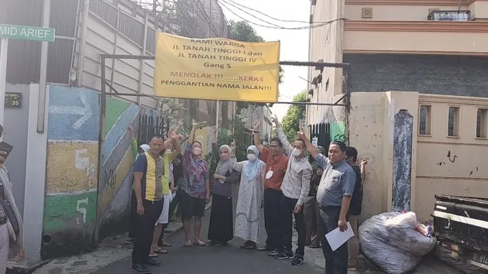 Aksi unjuk rasa warga Jalan Tanah Tinggi 1 Gang 5. (ist)