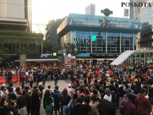 Citayam Fashion Week di Dukuh Atas, Jakarta Pusat. (foto: poskota/rika)