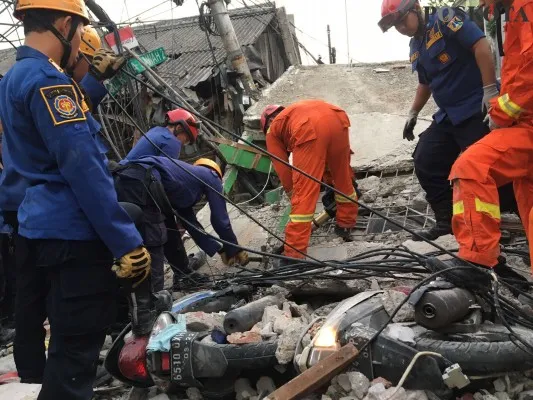 Bangunan berlantai 3 ambruk di Johar Baru, 1 orang tewas tertimpa reruntuhan. (foto: poskota/rika)