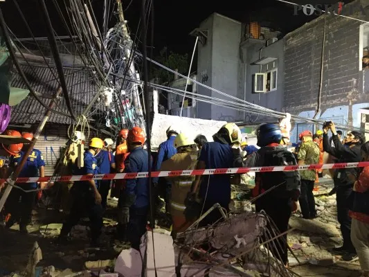 Kabel menjuntai di lokasi bangunan ambruk di Johar Baru jadi hambatan petugas evakuasi korban. (foto: rika)