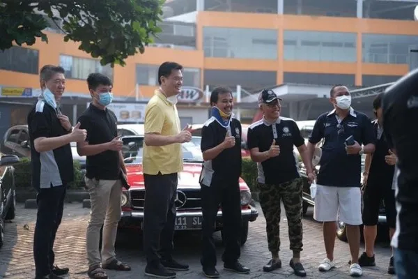 Foto: Roy Suryo tertangkap kamera tengah berswafoto dengan komunitas otomotif meski telah menjadi tersangka dugaan kasus penistaan agama meme stupa Candi Borobudur mirip wajah Presiden Jokowi. (Ist.)