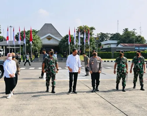 Foto: Presiden Joko Widodo saat akan  bertolak menuju Provinsi Jawa Tengah. (Set Biro Pers)