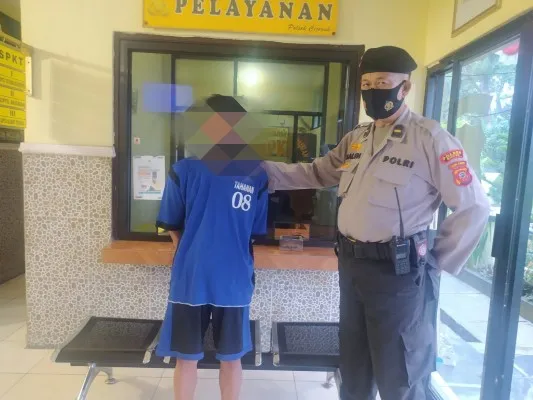 Foto : Tersangka Pencabulan perempuan keterbelakangan mental diamankan Polsek Cijeruk, Bogor. (Ist.)