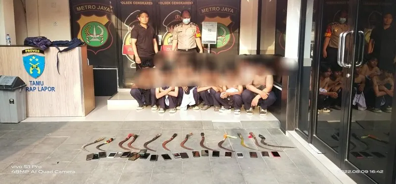 Belasan pelajar di Cengkareng Jakarta Barat diamankan polisi membawa senjata tajam, dan positif narkoba. (Ist)