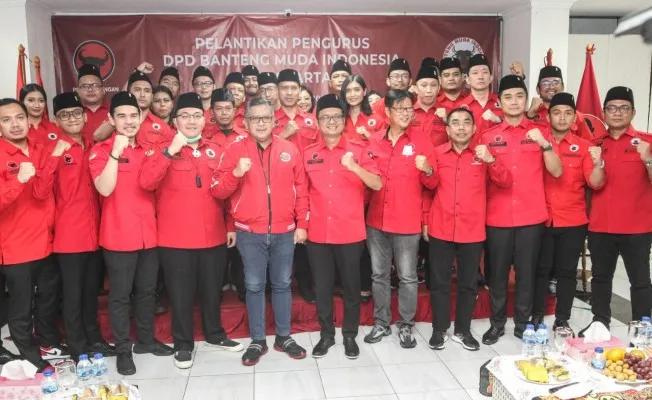 Foto :  Sekjen PDIP Hasto Kristiyanto bersama pengurus Organisasi Sayap PDIP Banteng Muda Indonesia (BMI) DKI Jakarta. (Ist.)