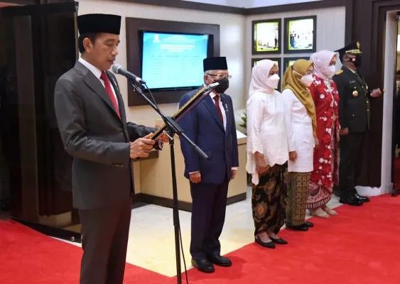 Presiden Joko Widodo saat memimpin apel kehormatan dan renungan suci di TMP Nasional, Kalibata, Jakarta. (biro pers)